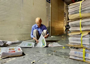 The Secret Early Morning Newspaper Market: A Glimpse into Traditional Hanoi Life - image 7