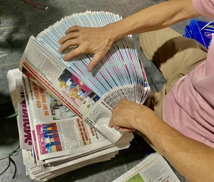 The Secret Early Morning Newspaper Market: A Glimpse into Traditional Hanoi Life - image 2