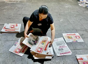 The Secret Early Morning Newspaper Market: A Glimpse into Traditional Hanoi Life - image 3