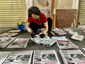 The Secret Early Morning Newspaper Market: A Glimpse into Traditional Hanoi Life - image 4