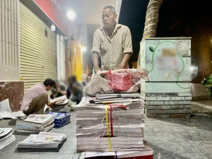 The Secret Early Morning Newspaper Market: A Glimpse into Traditional Hanoi Life - image 9
