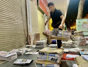 The Secret Early Morning Newspaper Market: A Glimpse into Traditional Hanoi Life - image 8