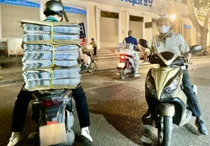 The Secret Early Morning Newspaper Market: A Glimpse into Traditional Hanoi Life - image 1