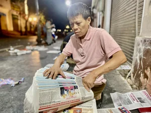 The Secret Early Morning Newspaper Market: A Glimpse into Traditional Hanoi Life - image 0