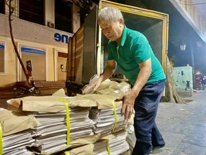 The Secret Early Morning Newspaper Market: A Glimpse into Traditional Hanoi Life - image 5