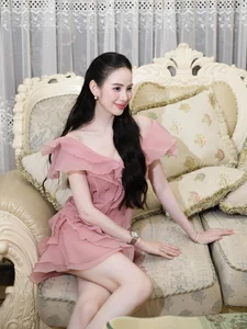 The Radiant Charm of a Million-View Smile: Captivating Beauty and Modern Style Trends - image 5