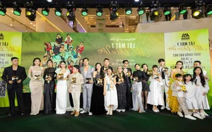Red Carpet Elegance: Vietnamese Stars Shine at Ly Hai's Highly Anticipated Movie Premiere - image 4
