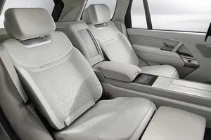 Range Rover SV Ultra 2026: Immersive Luxury with Haptic Floors and Leather-Free Interiors - image 6
