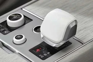 Range Rover SV Ultra 2026: Immersive Luxury with Haptic Floors and Leather-Free Interiors - image 10