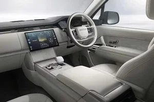 Range Rover SV Ultra 2026: Immersive Luxury with Haptic Floors and Leather-Free Interiors - image 5