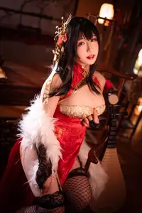 Coser Zyra Aki as Taihou: Alluring Eastern Elegance - A Mesmerizing Cosplay - image 1