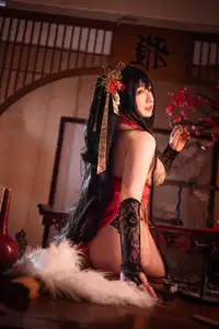 Coser Zyra Aki as Taihou: Alluring Eastern Elegance - A Mesmerizing Cosplay - image 0