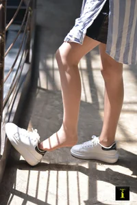 IESS Puhui 153: A Li in the Purest 34-Yard White Sneakers Collection - image 4