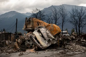 The Horror of Nature: Famous Tourist Destination Destroyed by Unstoppable Forest Fires - image 13