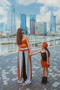 Trà Ngọc Hằng and Daughter: A Masterclass in Chic Mother-Daughter Matching Fashion - image 6