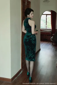 Elegant Traditional Fashion: Nan Qiao in a Stunning Dark Green Cheongsam - Portrait Photography Collection No.10962 - image 3