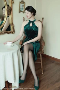 Elegant Traditional Fashion: Nan Qiao in a Stunning Dark Green Cheongsam - Portrait Photography Collection No.10962 - image 0