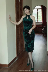 Elegant Traditional Fashion: Nan Qiao in a Stunning Dark Green Cheongsam - Portrait Photography Collection No.10962 - image 8