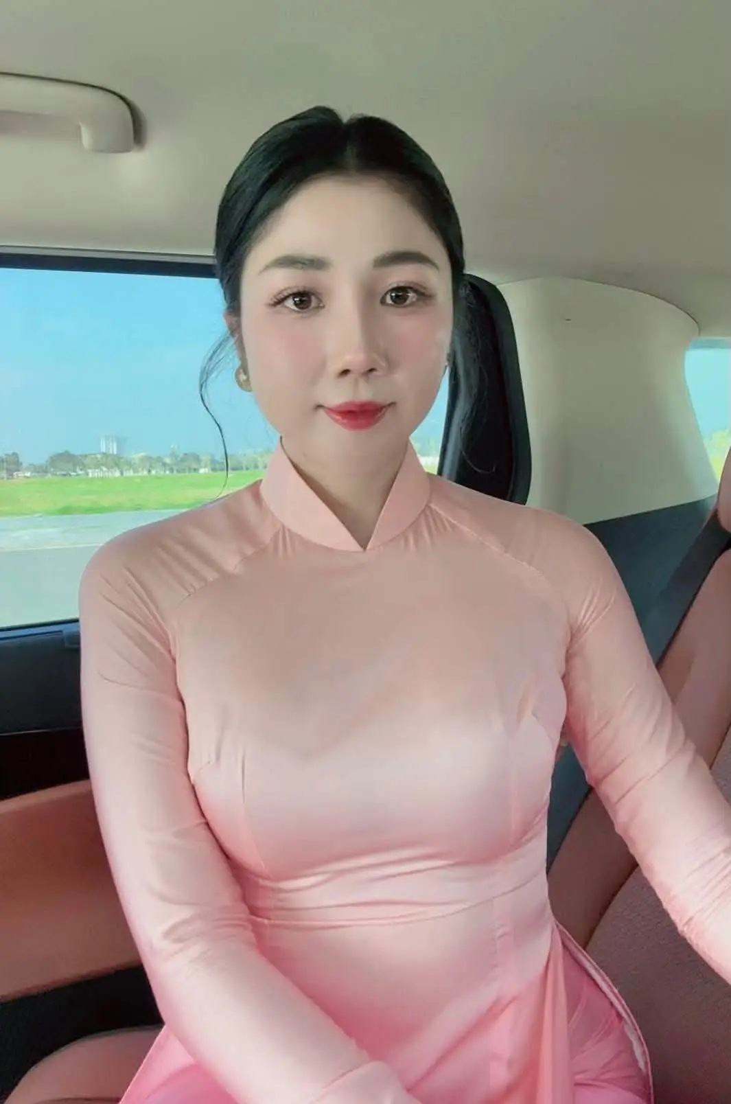 Elegant Pink Ao Dai Beauty: Gentle Charm of Vietnamese Women Captivates Every Gaze.