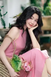 MC Quyen Linh's Daughter's New Viral Photo Shoot Showcases Elegant Beauty - image 2