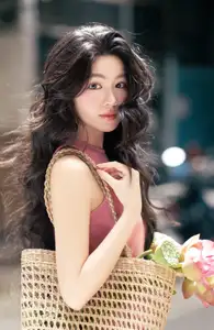 MC Quyen Linh's Daughter's New Viral Photo Shoot Showcases Elegant Beauty - image 0
