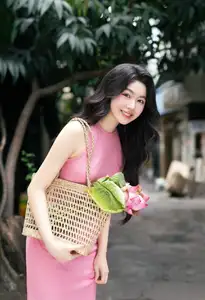 MC Quyen Linh's Daughter's New Viral Photo Shoot Showcases Elegant Beauty - image 10