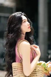MC Quyen Linh's Daughter's New Viral Photo Shoot Showcases Elegant Beauty - image 8