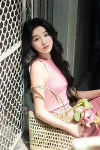 MC Quyen Linh's Daughter's New Viral Photo Shoot Showcases Elegant Beauty - image 4