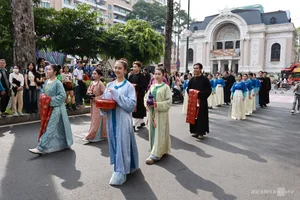 Historic Cultural Parade in Ho Chi Minh City: 1,000 Participants Celebrate Traditional Vietnamese Costumes - image 3