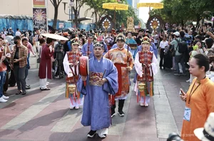 Historic Cultural Parade in Ho Chi Minh City: 1,000 Participants Celebrate Traditional Vietnamese Costumes - image 11