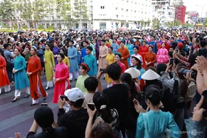 Historic Cultural Parade in Ho Chi Minh City: 1,000 Participants Celebrate Traditional Vietnamese Costumes - image 5