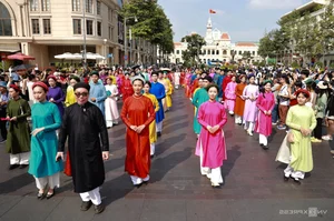 Historic Cultural Parade in Ho Chi Minh City: 1,000 Participants Celebrate Traditional Vietnamese Costumes - image 9