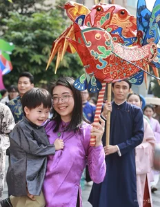 Historic Cultural Parade in Ho Chi Minh City: 1,000 Participants Celebrate Traditional Vietnamese Costumes - image 4