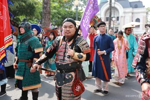 Historic Cultural Parade in Ho Chi Minh City: 1,000 Participants Celebrate Traditional Vietnamese Costumes - image 10