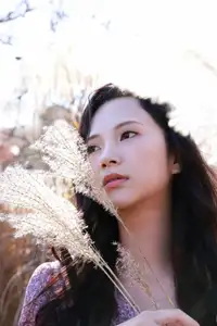 JP Miho Machiyama: Serene Natural Beauty in Sunlight | FRIDAY Digital Photo Book Scarlet Vol.1 - image 4