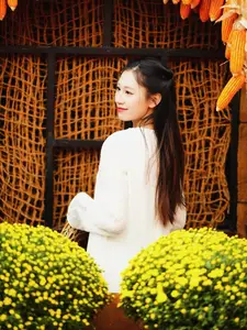 Pure Elegance of White Ao Dai in Traditional Vietnamese Setting - image 8