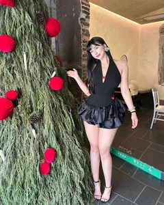 Braving the Cold: Chinese Fashion Influencer Stuns in Form-Fitting Winter Street Style - image 0