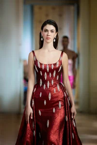 Elegant Evening Gown Designs That Enhance Feminine Beauty and Seductive Charm for Special Occasions - image 7