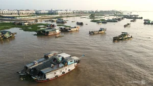 Exploring the Authentic Charm of Long Xuyen Floating Market in Vietnam - image 2