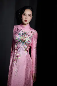 Miss Thuy Van: Modest yet captivating elegance in a pastel blue dress - image 7
