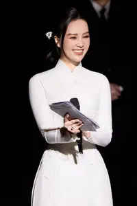 Miss Thuy Van: Modest yet captivating elegance in a pastel blue dress - image 2