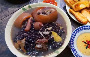 Nutritional Vitality: The Health Benefits of Traditional Pig Tail Stew with Black Beans - image 7