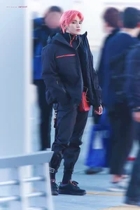 6 K-Pop Idols Who Are Global Fashion Icons and Trendsetters in 2024 - image 20
