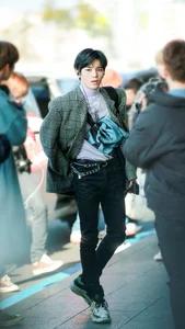 6 K-Pop Idols Who Are Global Fashion Icons and Trendsetters in 2024 - image 29
