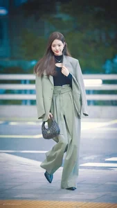 6 K-Pop Idols Who Are Global Fashion Icons and Trendsetters in 2024 - image 12