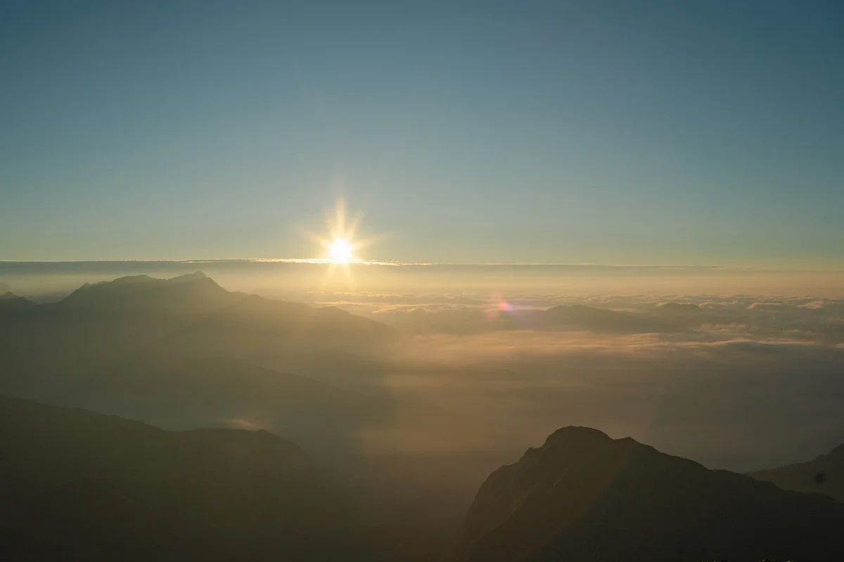 Chasing the Sea of Clouds: A Dreamy Sunrise Trek to Mount Muoi, Ky Quan San
