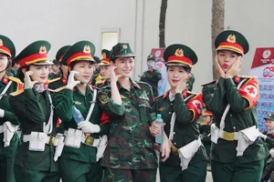 Beautiful Vietnamese Lieutenant Gains Attention During April 30th Parade - image 9
