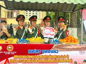 Beautiful Vietnamese Lieutenant Gains Attention During April 30th Parade - image 6