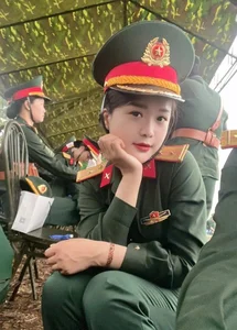 Beautiful Vietnamese Lieutenant Gains Attention During April 30th Parade - image 10