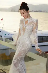 MC Hoang Oanh's Stunning Post-Divorce Beauty Transformation: Peaceful Moments with Her Son - image 0